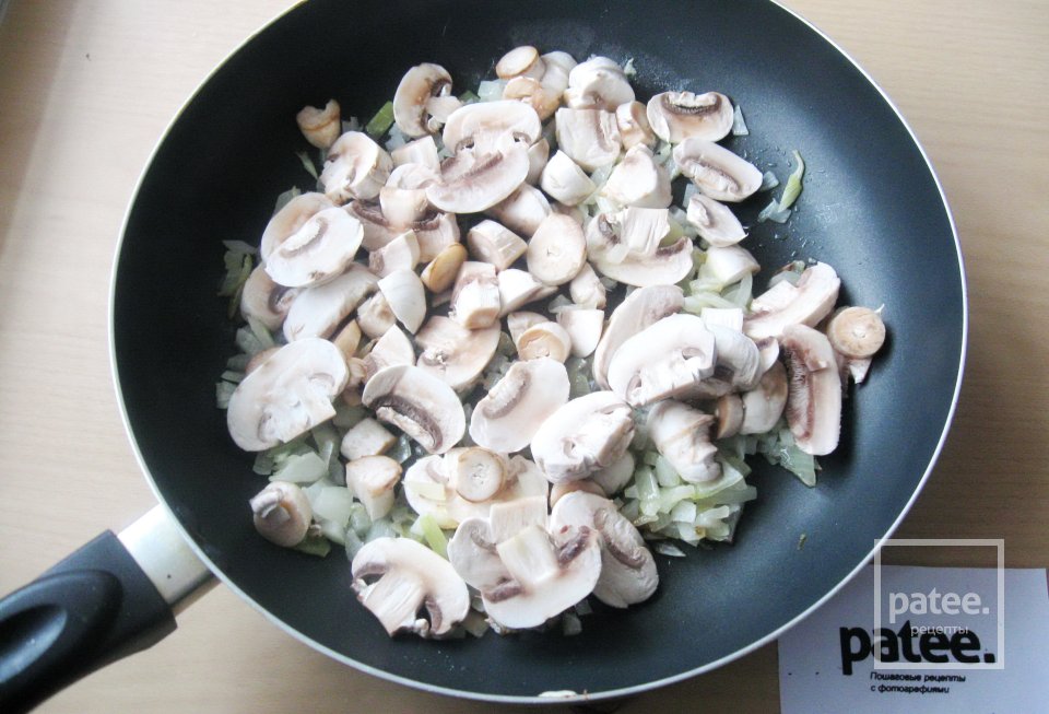 Куриная печень с грибами в сметане - Шаг 6