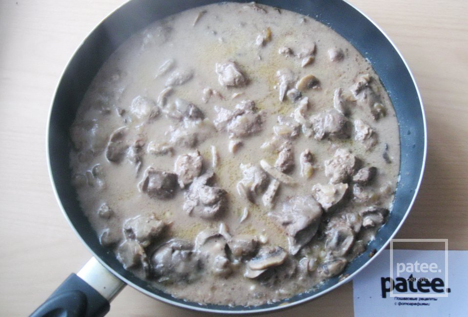 Куриная печень с грибами в сметане - Шаг 10