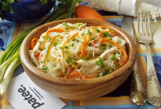 Теплый салат с куриной грудкой и фунчозой