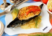 Скумбрия, фаршированная сыром и помидорами