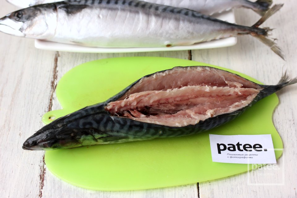 Скумбрия, фаршированная сыром и помидорами - Шаг 2