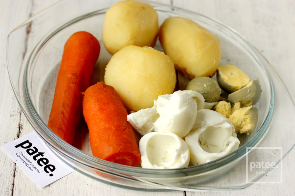 Слоёный салат с консервированной рыбой и орехами - Шаг 2