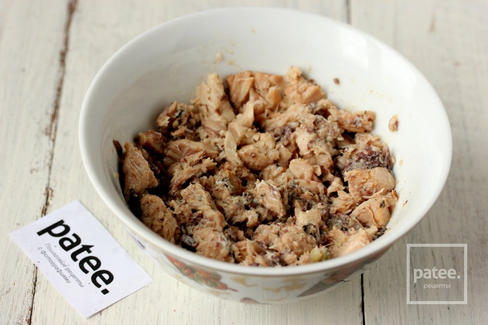 Слоёный салат с консервированной рыбой и орехами - Шаг 3
