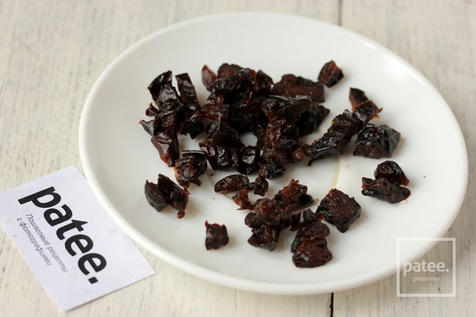 Слоёный салат с консервированной рыбой и орехами - Шаг 5