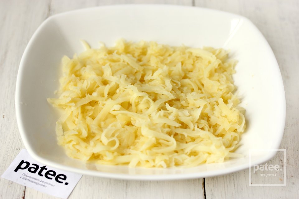 Слоёный салат с консервированной рыбой и орехами - Шаг 6