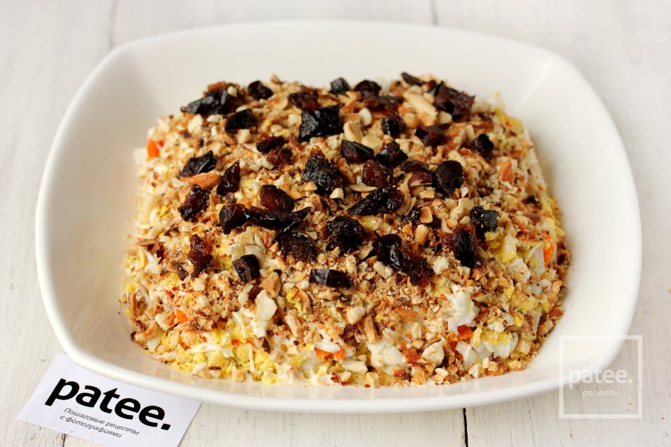 Слоёный салат с консервированной рыбой и орехами - Шаг 13