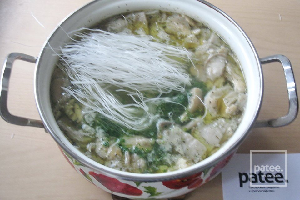 Суп с рисовой лапшой, вешенками и шпинатом - Шаг 14
