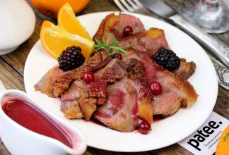 Утиная грудка под апельсиново-ягодным соусом