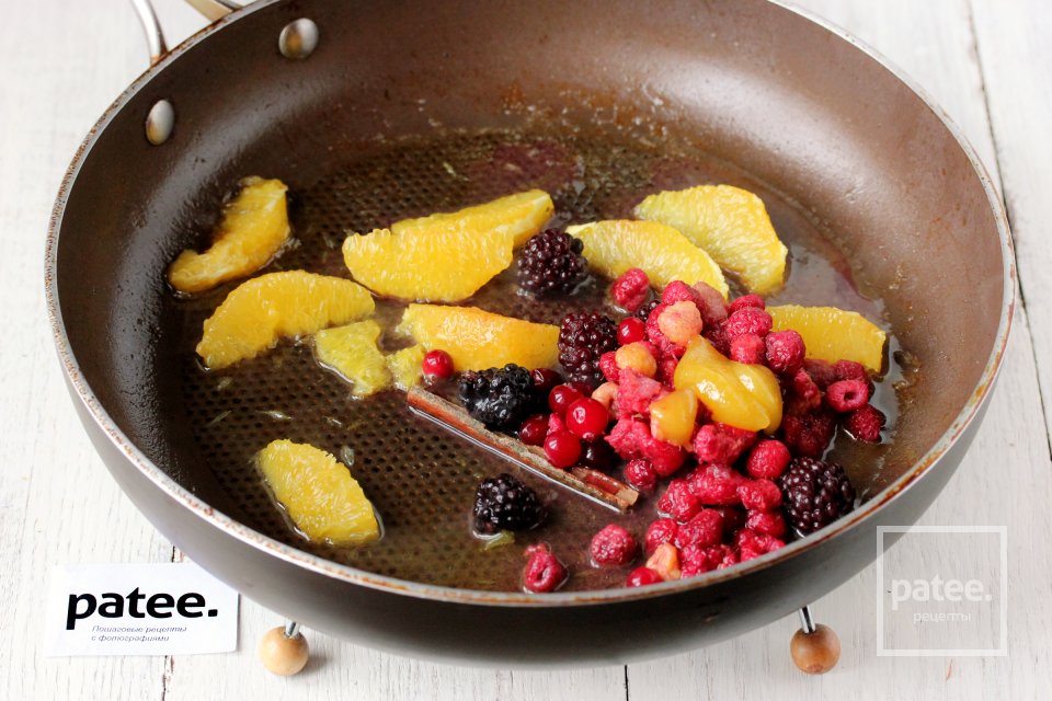 Утиная грудка под апельсиново-ягодным соусом - Шаг 8