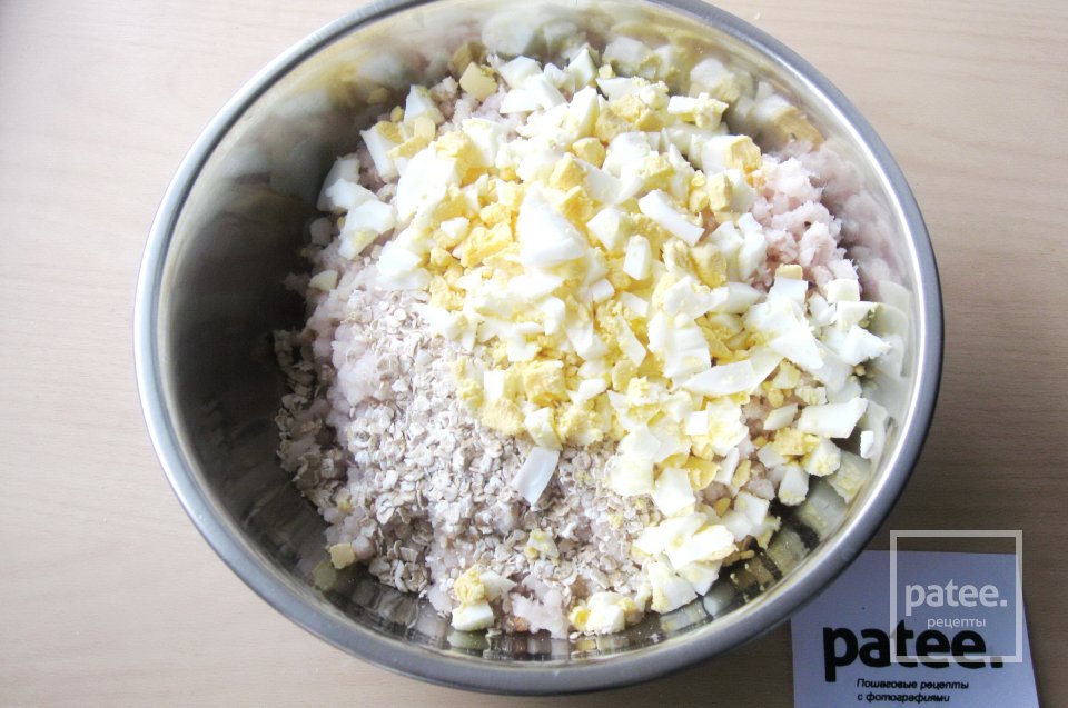 Рыбные котлеты с отварными яйцами и овсяными хлопьями - Шаг 5