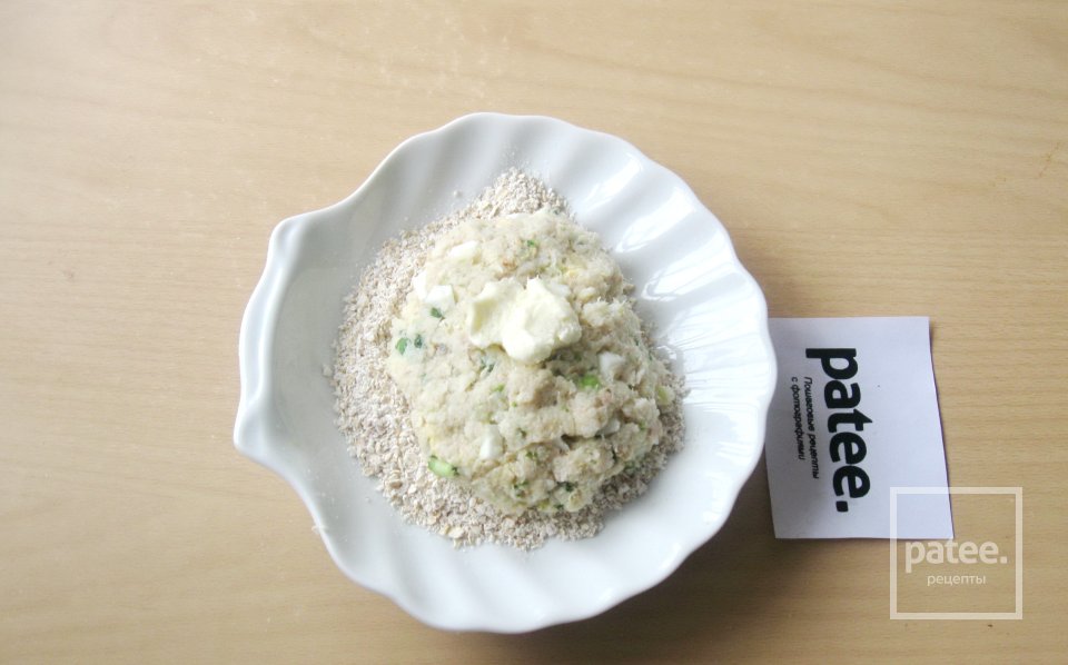 Рыбные котлеты с отварными яйцами и овсяными хлопьями - Шаг 10