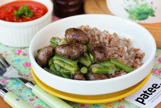 Куриные сердечки со стручковой фасолью