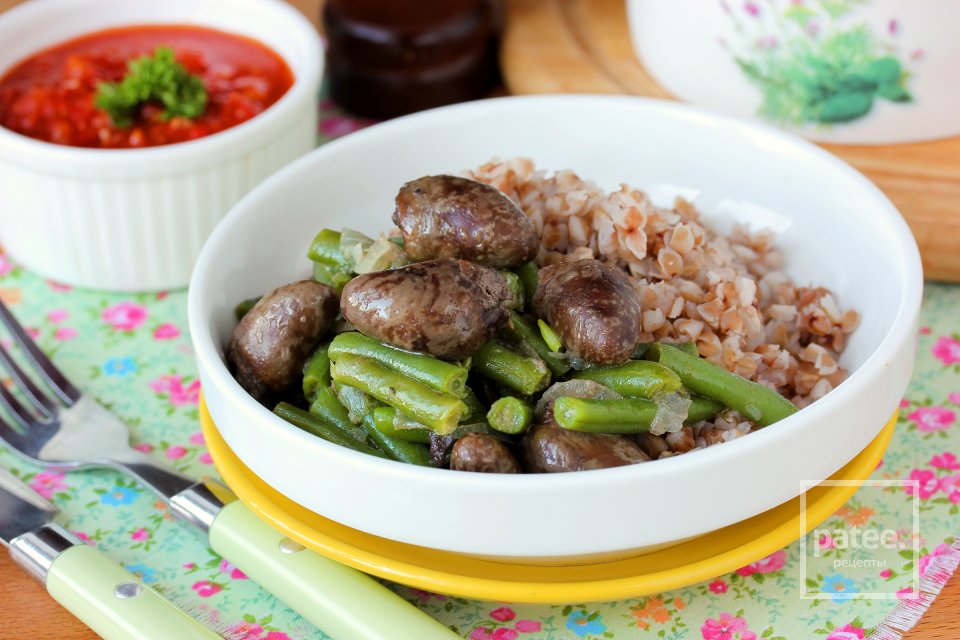 Куриные сердечки со стручковой фасолью - Шаг 11