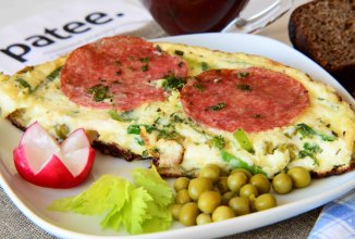 Омлет с салями и зеленым горошком