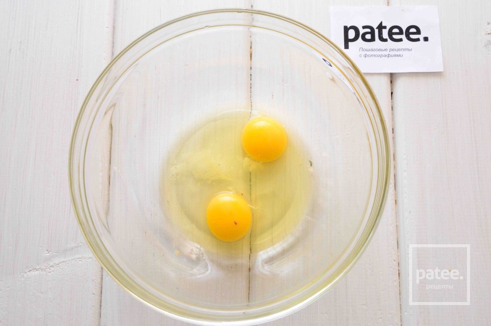 Омлет с салями и зеленым горошком - Шаг 2