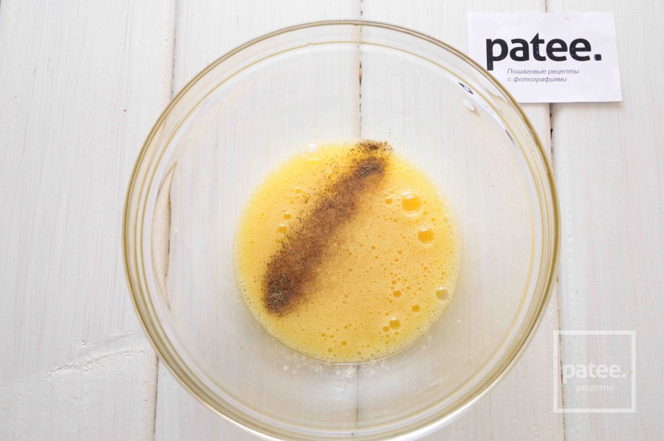 Омлет с салями и зеленым горошком - Шаг 3