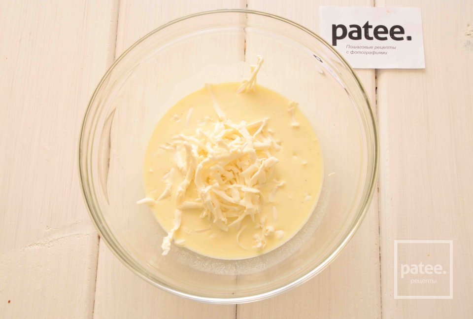 Омлет с салями и зеленым горошком - Шаг 5