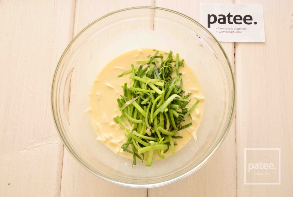 Омлет с салями и зеленым горошком - Шаг 6