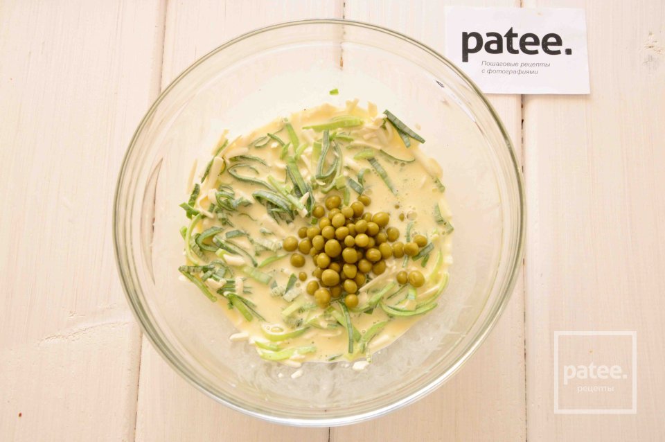 Омлет с салями и зеленым горошком - Шаг 7