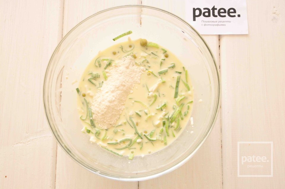 Омлет с салями и зеленым горошком - Шаг 8