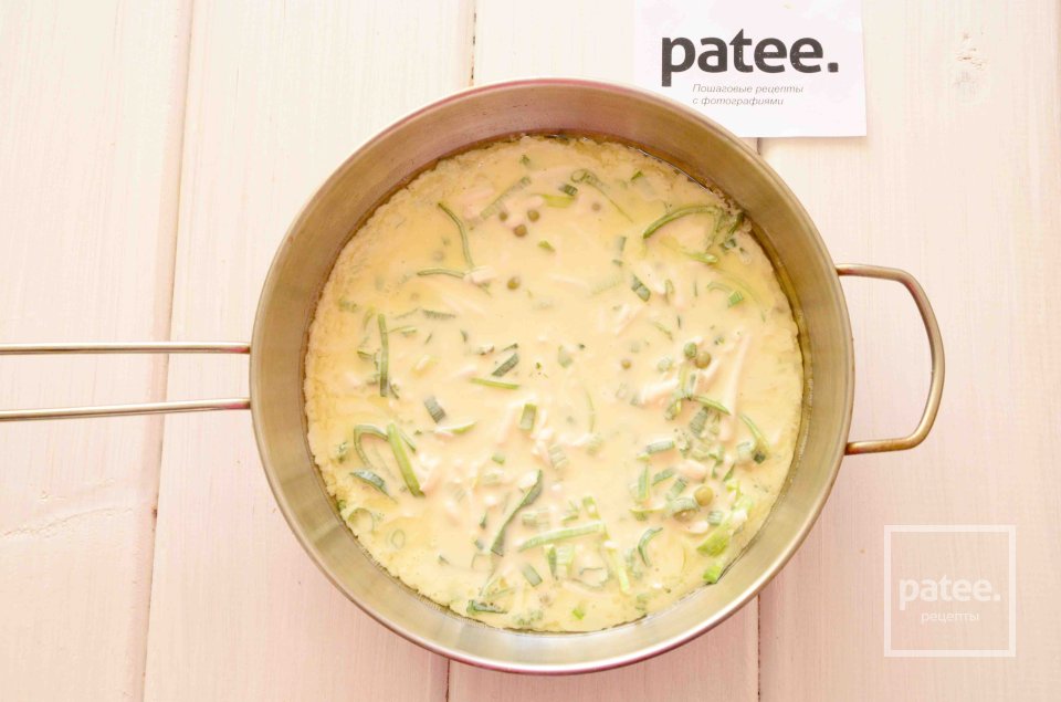 Омлет с салями и зеленым горошком - Шаг 10