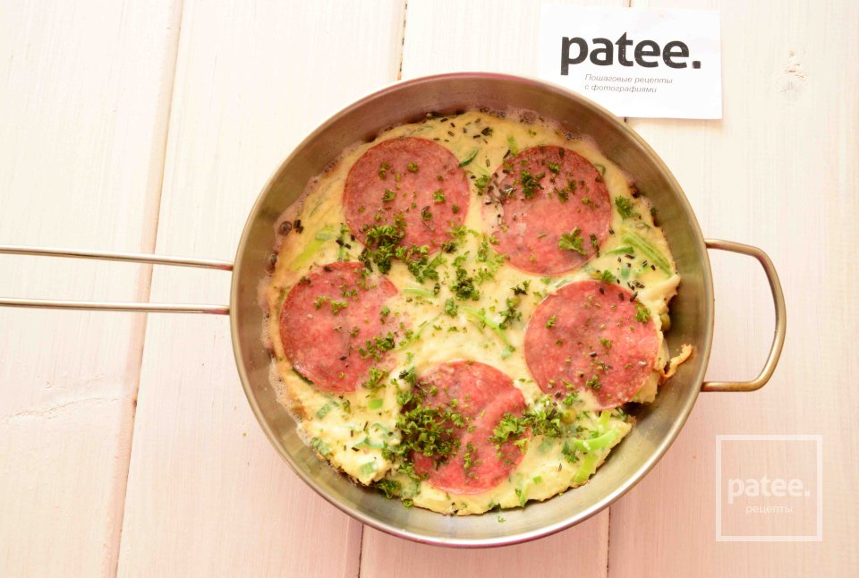 Омлет с салями и зеленым горошком - Шаг 12