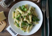 Пенне с брокколи, зеленым горошком и чесноком