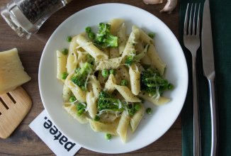 Пенне с брокколи, зеленым горошком и чесноком
