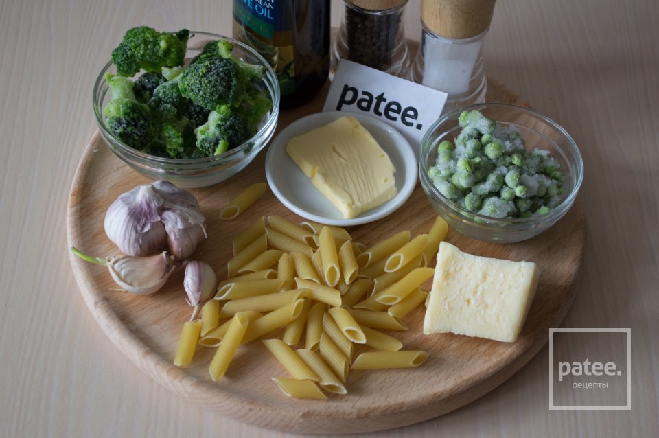 Пенне с брокколи, зеленым горошком и чесноком - Шаг 1