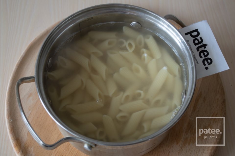 Пенне с брокколи, зеленым горошком и чесноком - Шаг 2