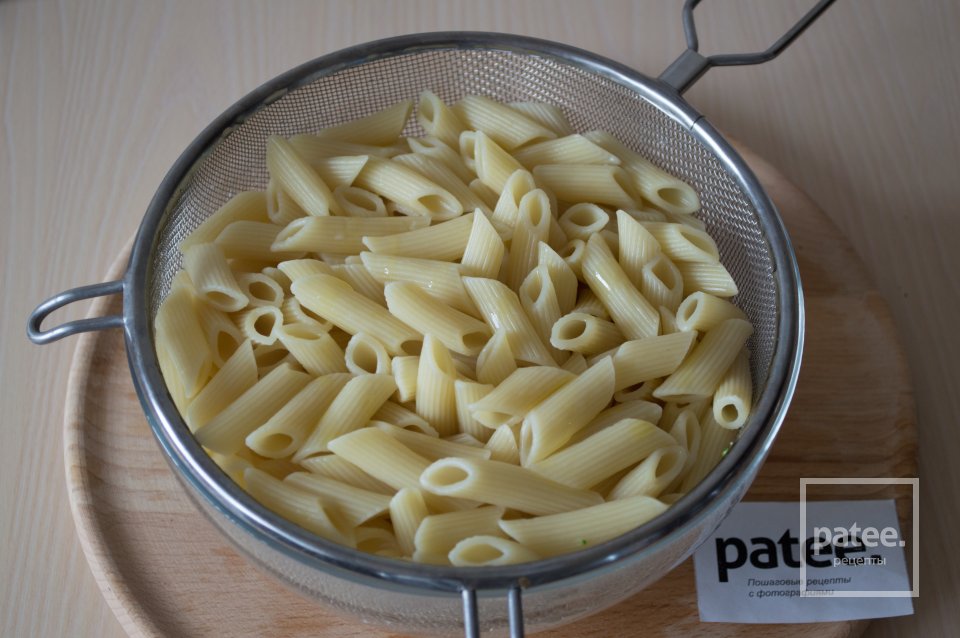 Пенне с брокколи, зеленым горошком и чесноком - Шаг 10