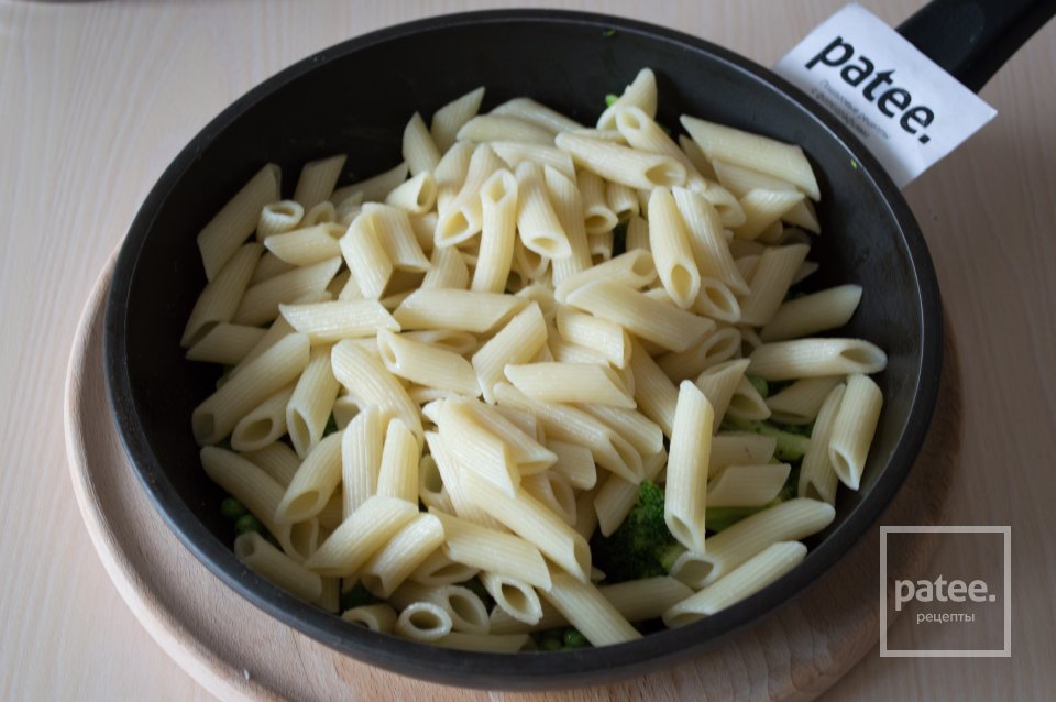 Пенне с брокколи, зеленым горошком и чесноком - Шаг 11