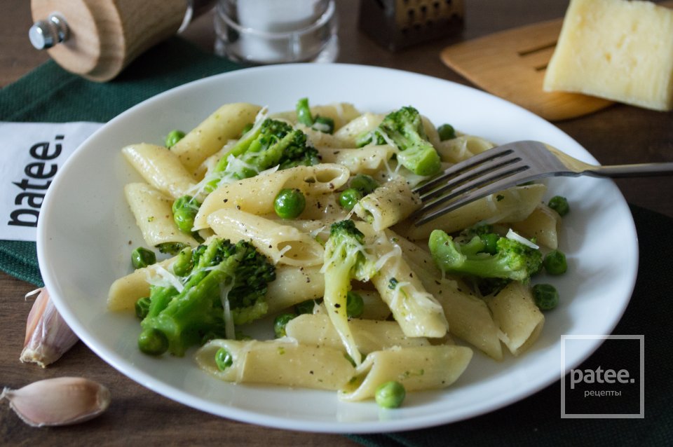 Пенне с брокколи, зеленым горошком и чесноком - Шаг 13