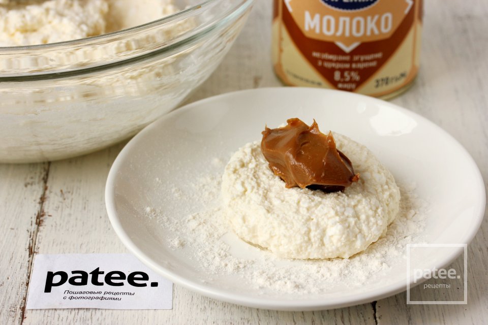 Сырники с варёной сгущёнкой - Шаг 8