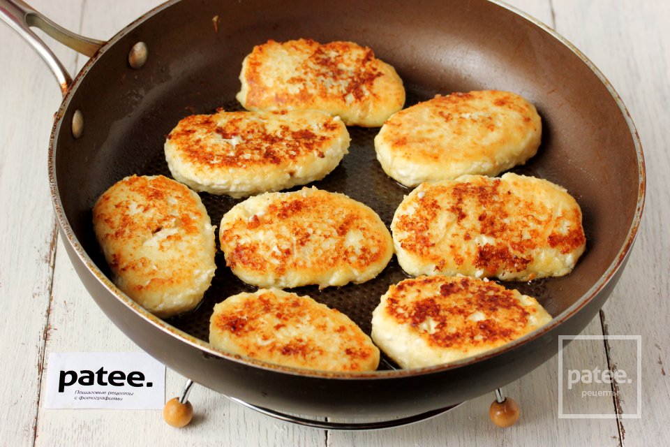 Сырники с варёной сгущёнкой - Шаг 11