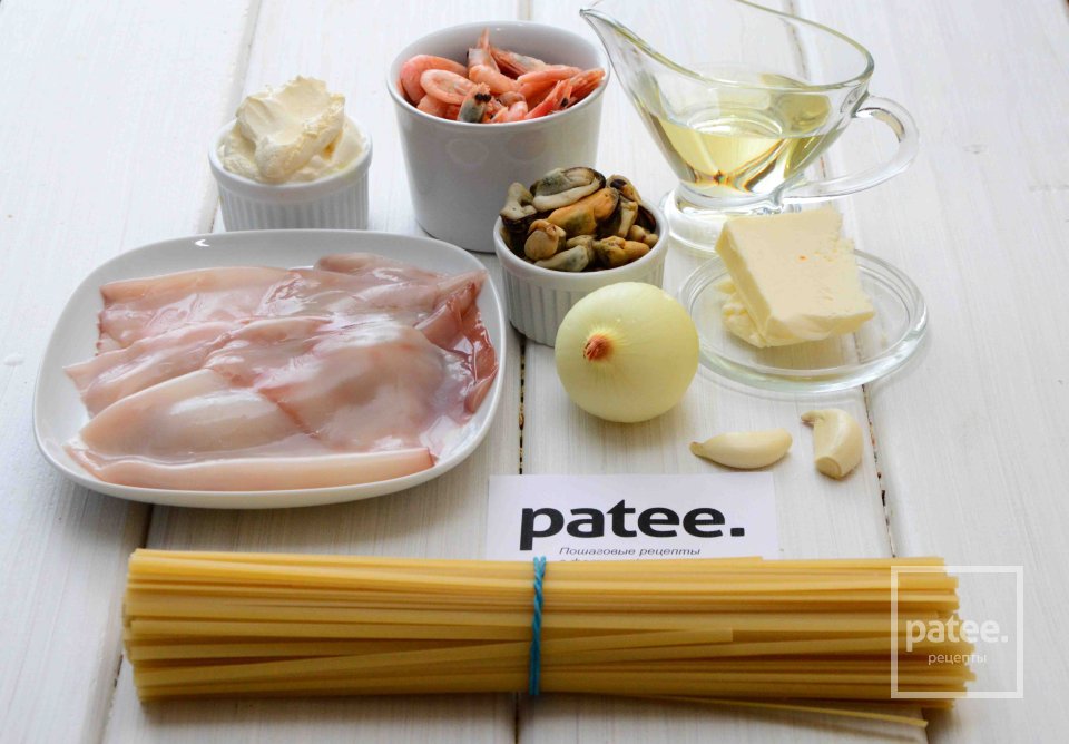 Спагетти с морепродуктами в сливочном соусе - Шаг 1