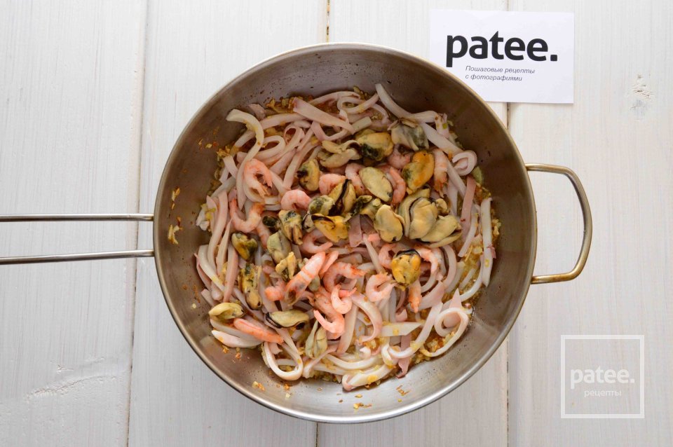 Спагетти с морепродуктами в сливочном соусе - Шаг 7