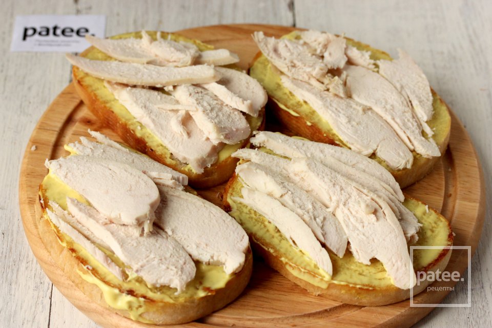 Горячие бутерброды с курицей, помидорами и моцареллой - Шаг 8