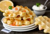 Закусочные вафли с солёной сёмгой и лимоном