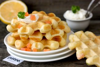 Закусочные вафли с солёной сёмгой и лимоном