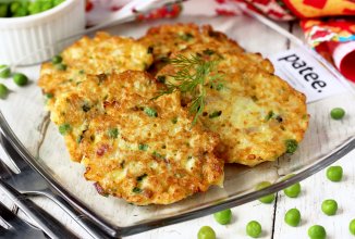 Оладьи из цветной капусты с зелёным горошком и луком