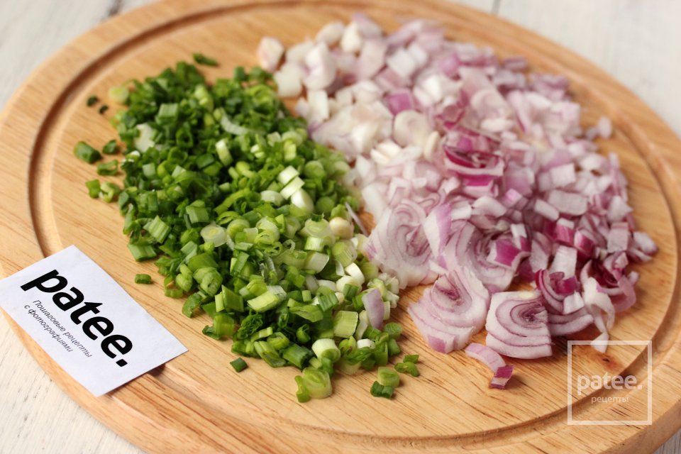 Оладьи из цветной капусты с зелёным горошком и луком - Шаг 5