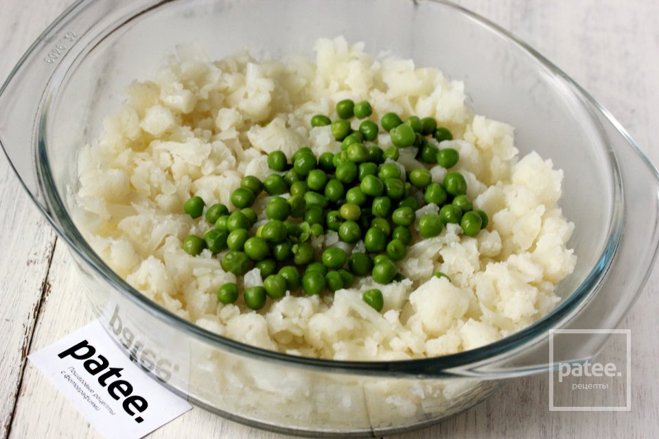 Оладьи из цветной капусты с зелёным горошком и луком - Шаг 7