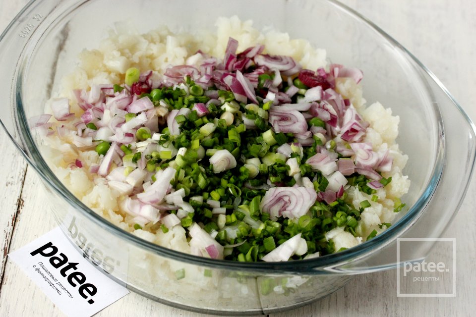 Оладьи из цветной капусты с зелёным горошком и луком - Шаг 8