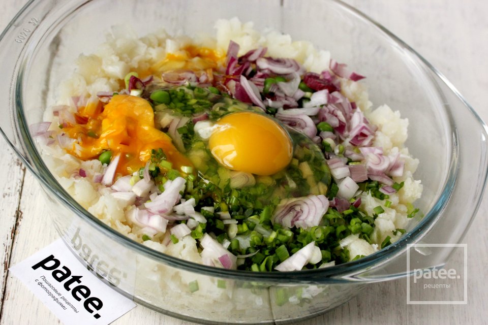 Оладьи из цветной капусты с зелёным горошком и луком - Шаг 9