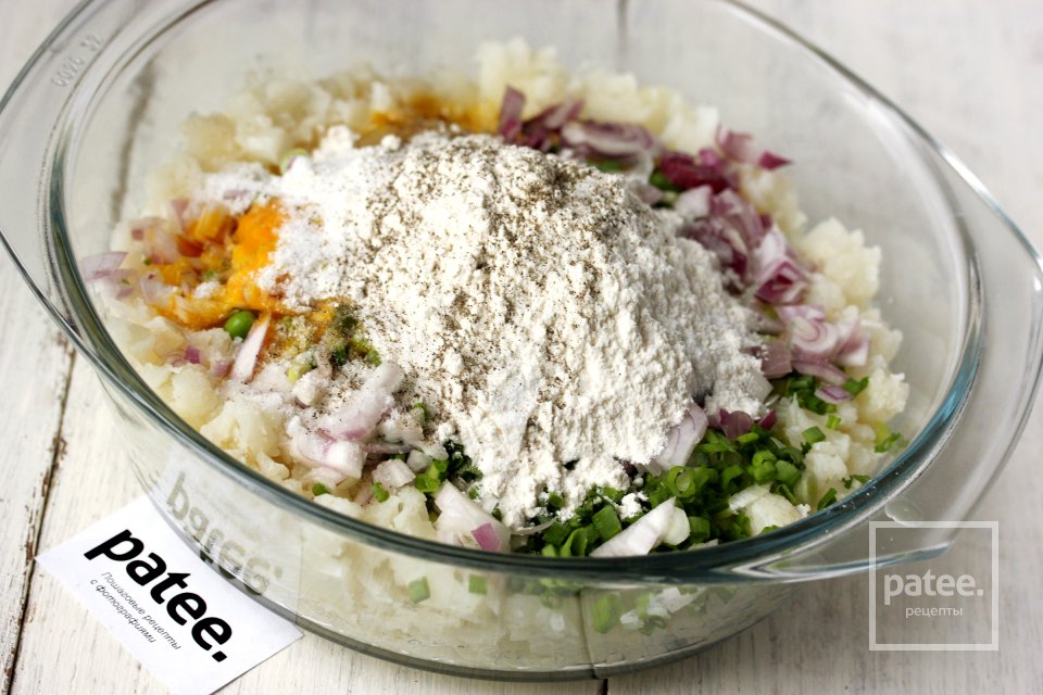 Оладьи из цветной капусты с зелёным горошком и луком - Шаг 10