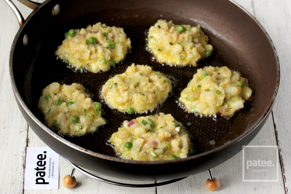 Оладьи из цветной капусты с зелёным горошком и луком - Шаг 12