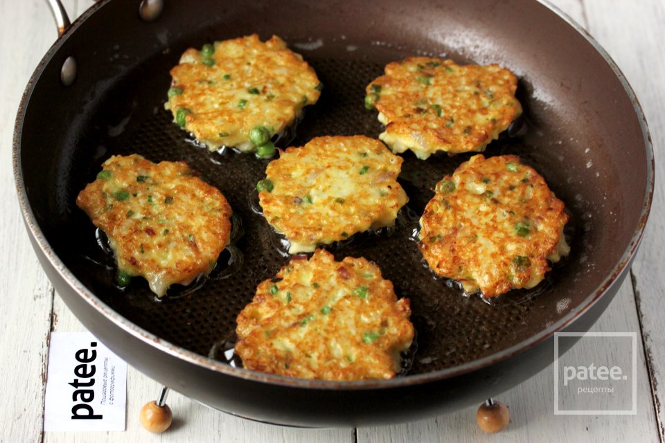Оладьи из цветной капусты с зелёным горошком и луком - Шаг 13