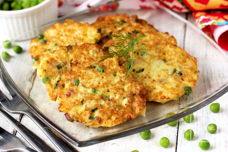 Оладьи из цветной капусты с зелёным горошком и луком - Шаг 15