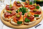 Канапе с хамоном и помидорами